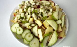 Нарезанные яблоки и груши для шарлотки