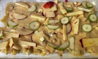 Шарлотка с яблоками и грушей в форме перед выпечкой